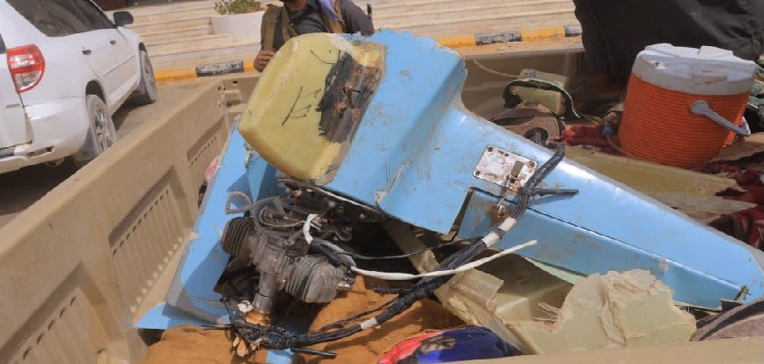 طائرة إيرانية بدون طيّار أسقطها رجال قبائل في صحراء الجوف شرقي اليمن