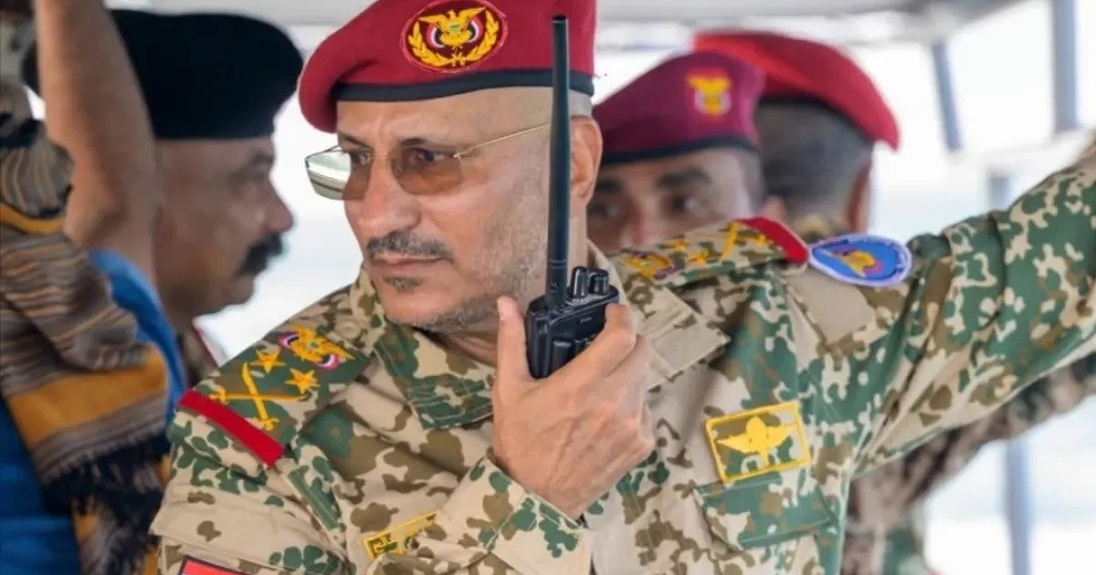 طارق صالح يرتدي شارة الرتبة العسكرية لأول مرة